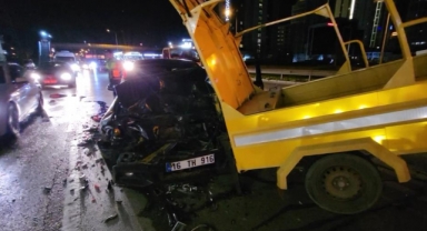 Lüks otomobil, belediye aracına çarptı : 2 yaralı