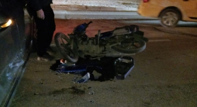 Motosiklet dönüş yapan otomobile çarptı: 1 ağır yaralı