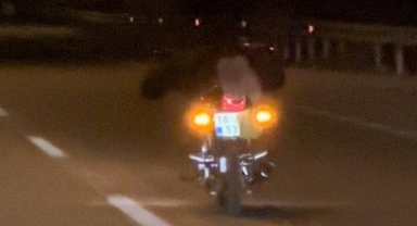 Motosikleti üzerine yatarak kullandı