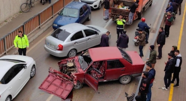Otomobil alt geçide çarptı: 2 yaralı