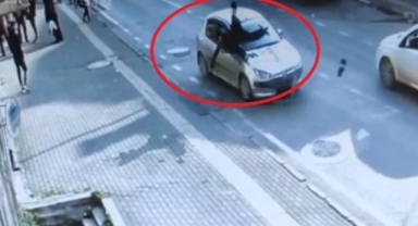 Otomobilin çarptığı adam metrelerce savruldu