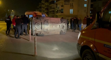 Otomobilin çarptığı hafif ticari araç devrildi: 1 yaralı