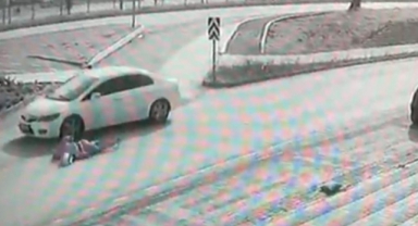 Otomobilin çarptığı kadın böyle havalandı