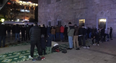 Ramazan dualarla karşılandı, camiler doldu taştı