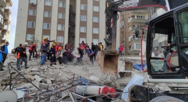 Şanlıurfa'da ağır hasarlı bina çöktü
