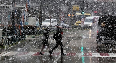 Şehir merkezine lapa lapa kar yağıyor