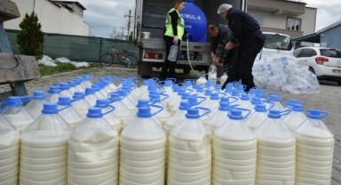 Süt üreticilerinden depremzedelere süt desteği