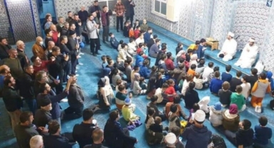 Teravih namazına katılan çocuklar hediyelerle seviniyor