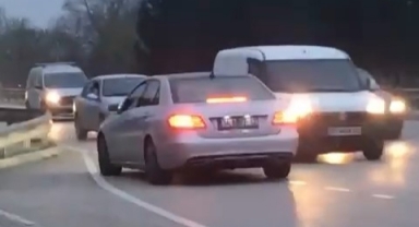 Ters şeritten giden otomobil,trafiği birbirine kattı