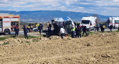 Turist midibüsü otomobili ezdi: 1 ölü 24 yaralı