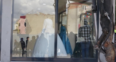 Yıkımı engellemek için kendilerini dükkana kilitlediler
