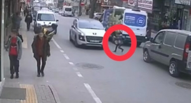 Yolun karşısına geçmek isteyen çocuğa otomobil çarptı