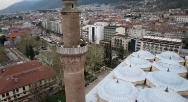 624 yıllık Ulu Cami'ye asılan Ramazan mahyası değiştirildi