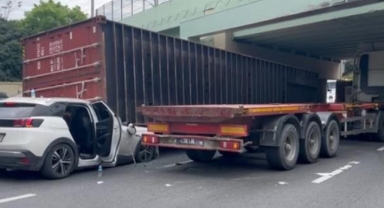 A.Efes'li Bryant Dunston'un aracının üzerine tır dorsesi devrildi