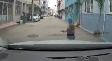 Aracın altında kalmaktan son anda kurtuldu