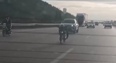 Biri bagaja oturdu, diğeri motosiklete uzandı