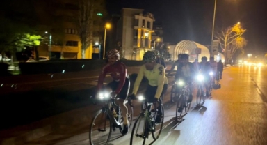 Bisiklet tutkunları iftar sonrası Uludağ’a pedal çevirdi