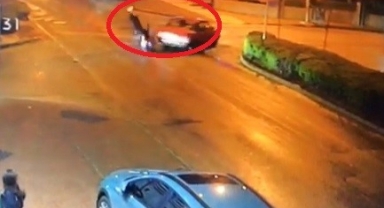 Cadde ortasında duran otomobile motosiklet çarptı