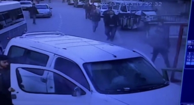 Dalgın sürücü ticari aracıyla markete daldı