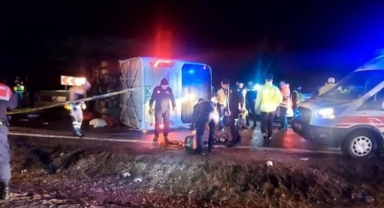 Deprem bölgesinden dönen otobüs devrildi: 3 ölü