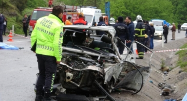 Duvar'a çarpan araç hurdaya döndü: 3 ölü