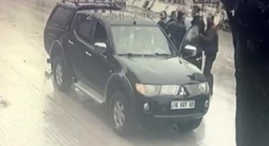 Genç kıza çarpan kamyonetin camlarını kırdılar