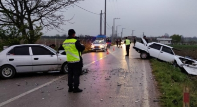 İnegöl'de iki otomobil çarpıştı: 4 yaralı