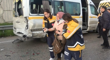 İşçileri taşıyan 3 servis aracı çarpıştı : 15 kişi yaralandı