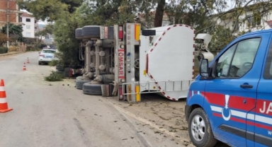 İznik'te tırın devrilme anı kameralarda