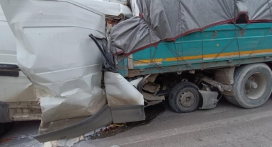 Kamyonet tıra arkadan çarptı: 2 ölü