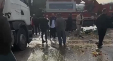 Kasa kasa meyve ve sebze yola döküldü