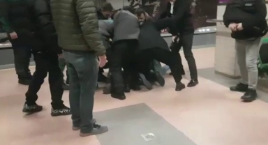 Metro istasyonundaki kavgada yumruklar konuştu