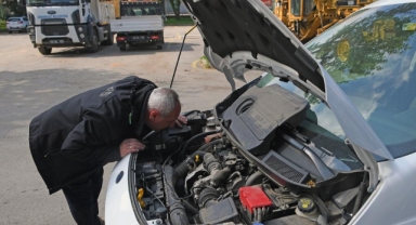 Motora sıkışan kedi için seferberlik