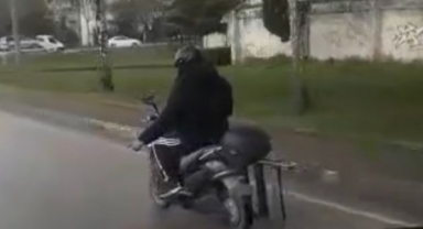 Motosiklet ile canını hiçe sayarak merdiven taşıdı