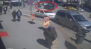 Motosiklet ile panelvan aracın çarpışma anı kamerada