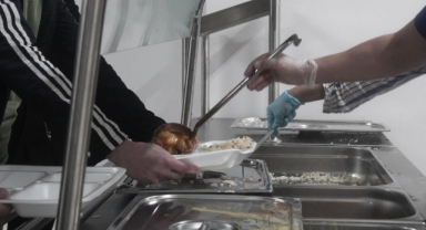 Öğrenci ve ihtiyaç sahiplerine günde 2 öğün sıcak yemek