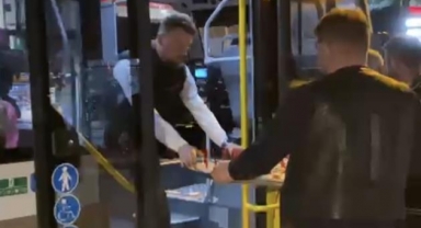 Otobüsleri durdurup yolculara helva ikram ettiler