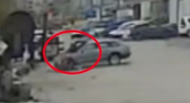 Otomobilin çarptığı motosikletli kurye havaya fırladı