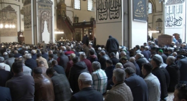 Ramazan ayının son cuması Ulucami doldu taştı
