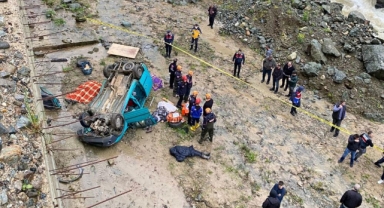 Rize'de araç dereye uçtu: 4 ölü,1 yaralı