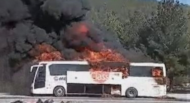 Seyir halindeki otobüs alev alev yandı