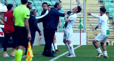 Teknik Direktör Ahmet Yıldırım, Bursasporlu futbolcunun boğazını sıktı