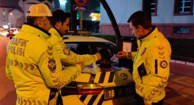 Uygulama yapan polis ekiplerine pastalı sürpriz