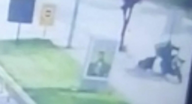 Yolda savrulan aracın bisiklete çarptığı anlar kamerada