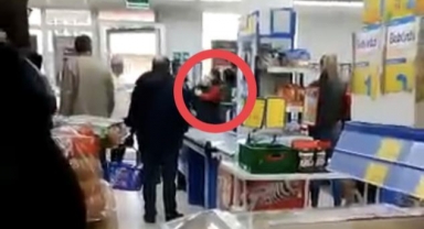 Zincir markette müşteri ile kasiyerin kavgası kamerada