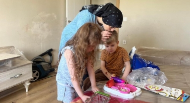 2 çocuklu kadını kapı dışarı etti