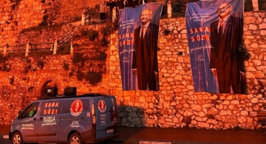 Afiş astılar gözaltına alındılar
