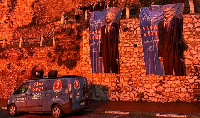 Afiş astılar gözaltına alındılar