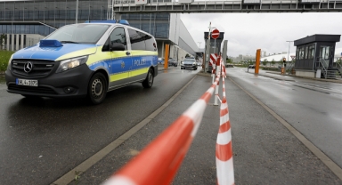 Almanya'da Mercedes fabrikasında silahlı saldırı: 2 ölü