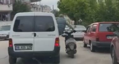 Arızalı motosikleti taşıma şekli şaşırttı